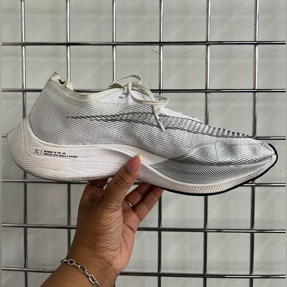 Nike ZoomX Vaporfly Next% 2 White Metallic Silver CU4111-100 Mens size 11 - Picture 2 of 10